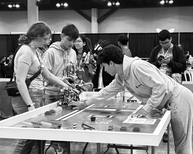 Equipo Blockbit Uruguay en competencia internacional de robótica